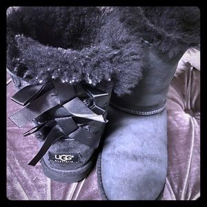 Black Uggs with bow tie back children’s size 4